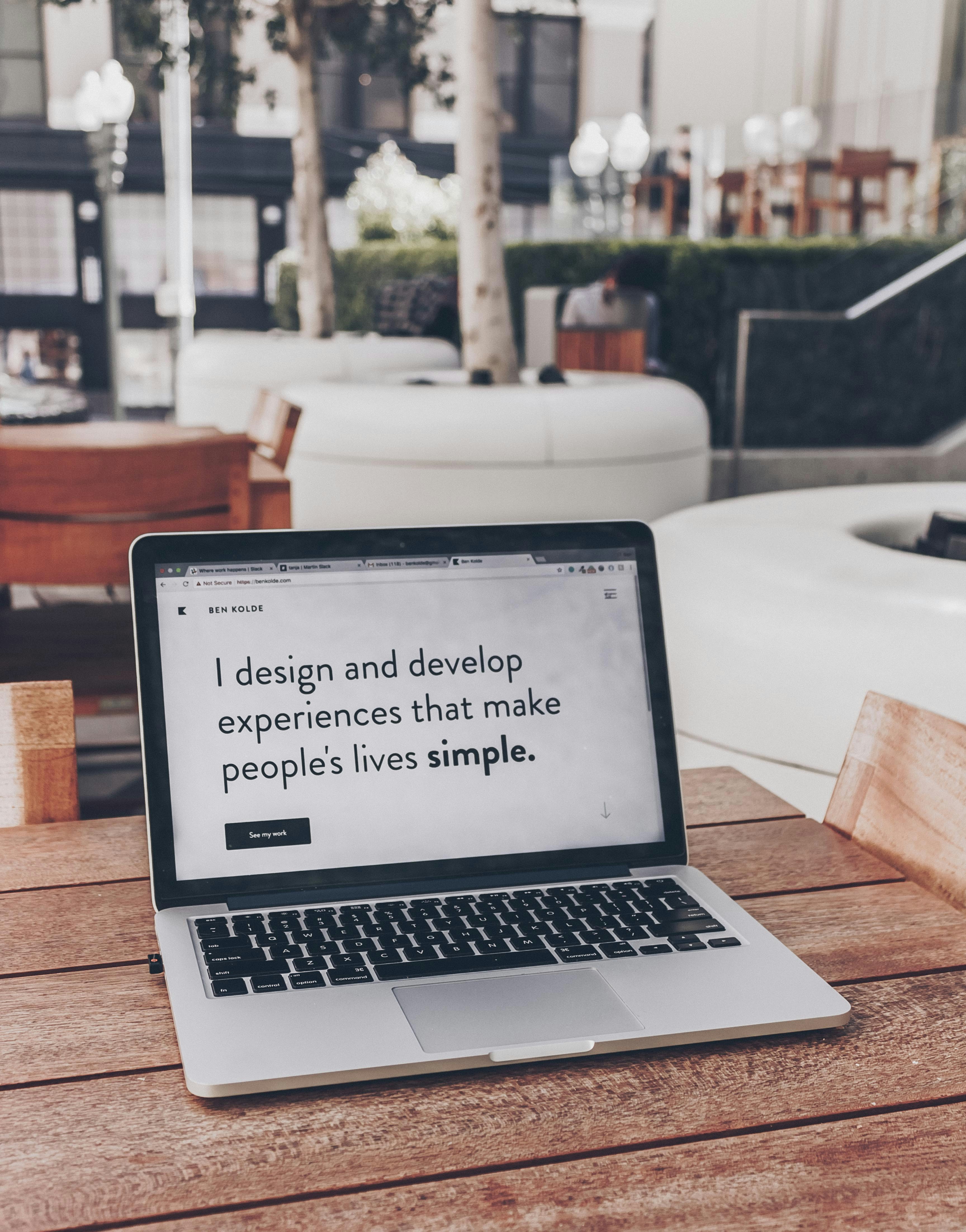 Laptop met citaat en ontwerpnotities