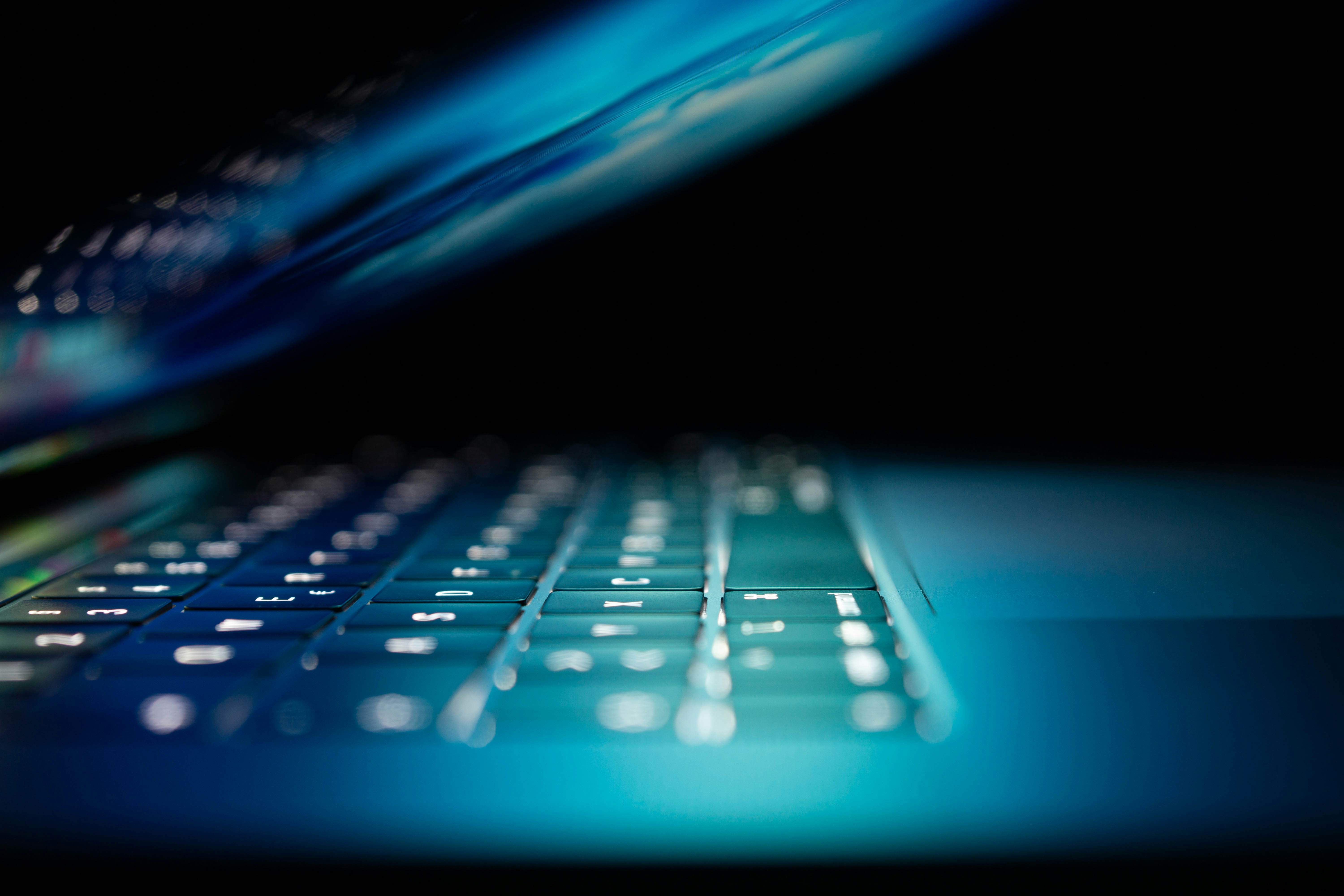Halfgesloten laptop met code-editor